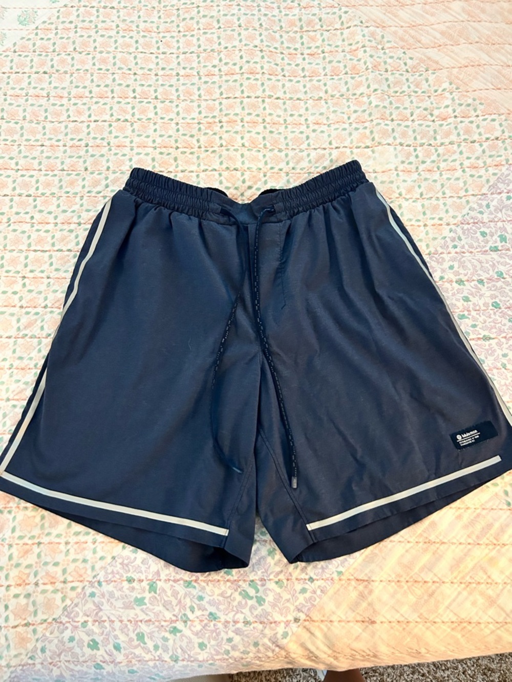 Lululemon Men’s hybrid pool shorts in navy blue, size small